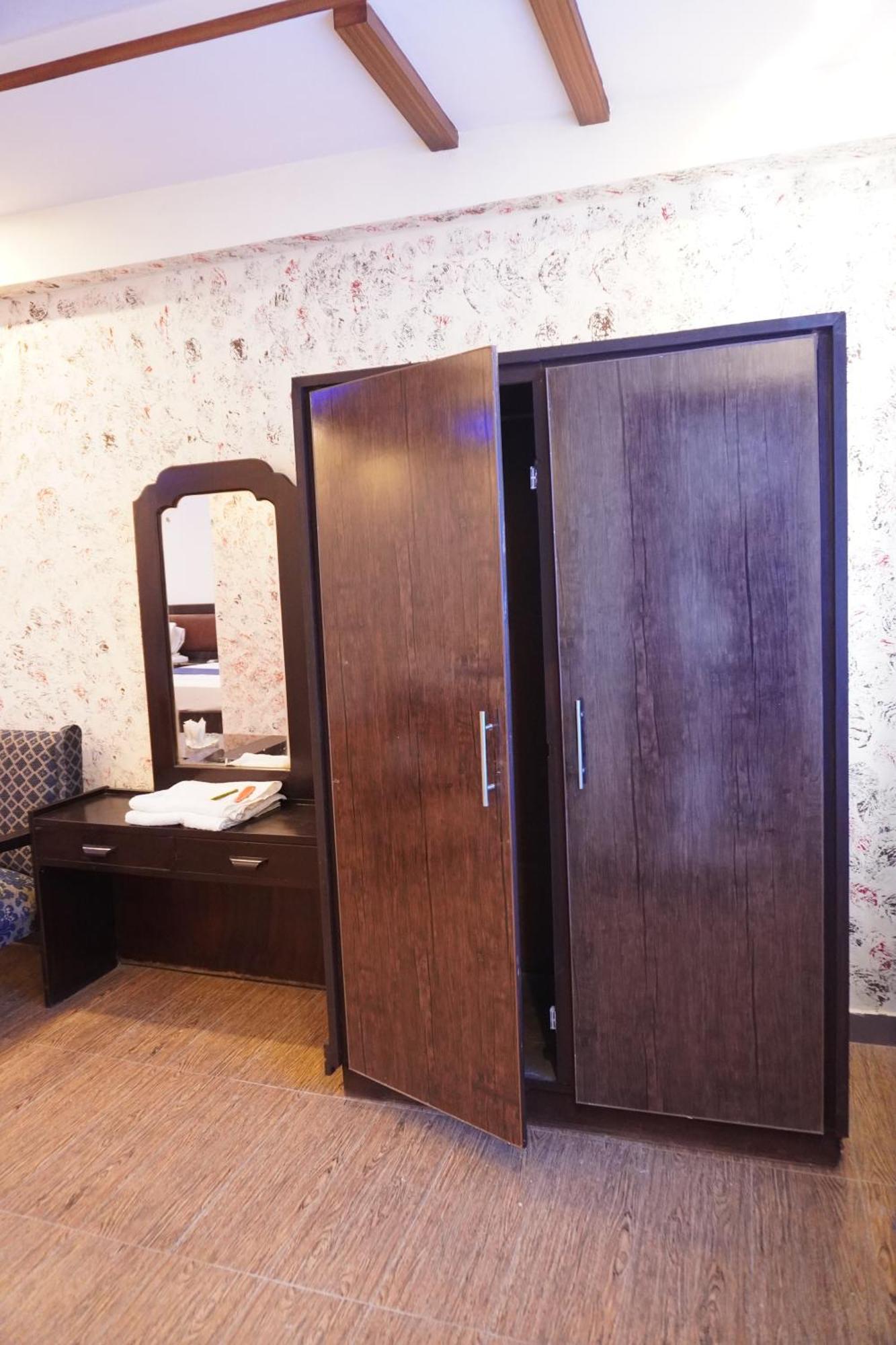 National Hotel Lahore Bagian luar foto