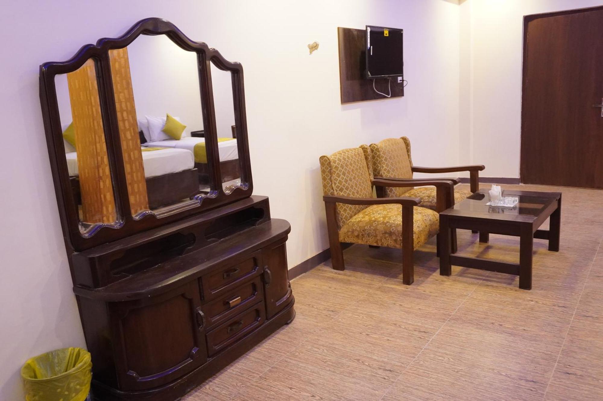 National Hotel Lahore Bagian luar foto