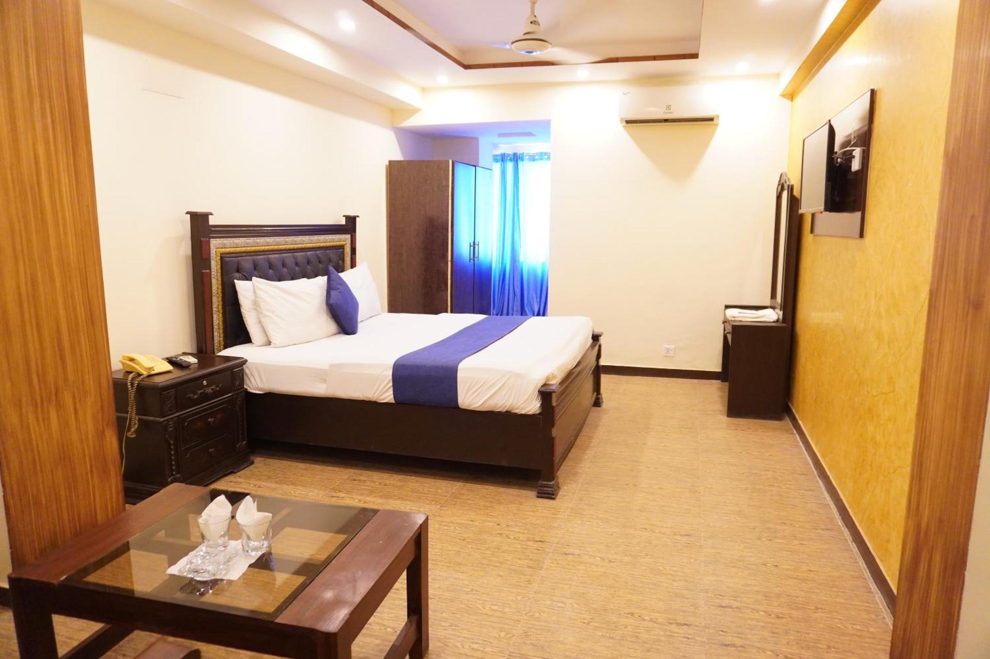 National Hotel Lahore Bagian luar foto