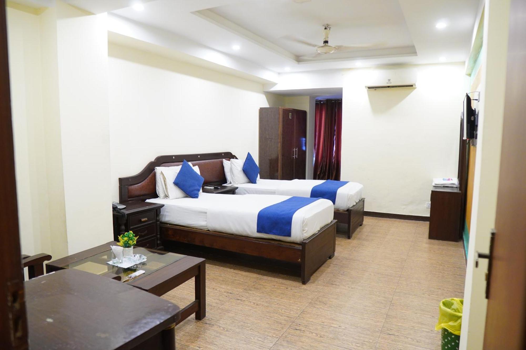 National Hotel Lahore Bagian luar foto