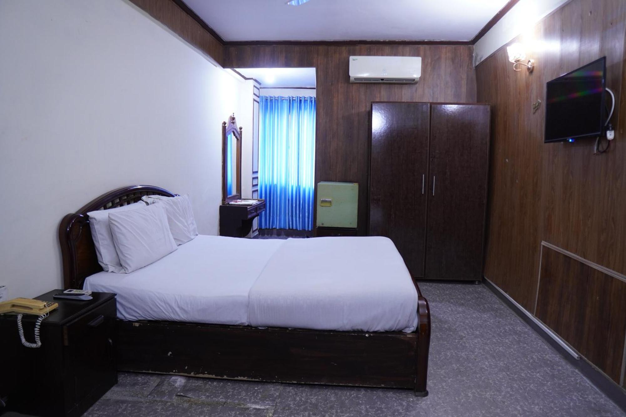 National Hotel Lahore Bagian luar foto