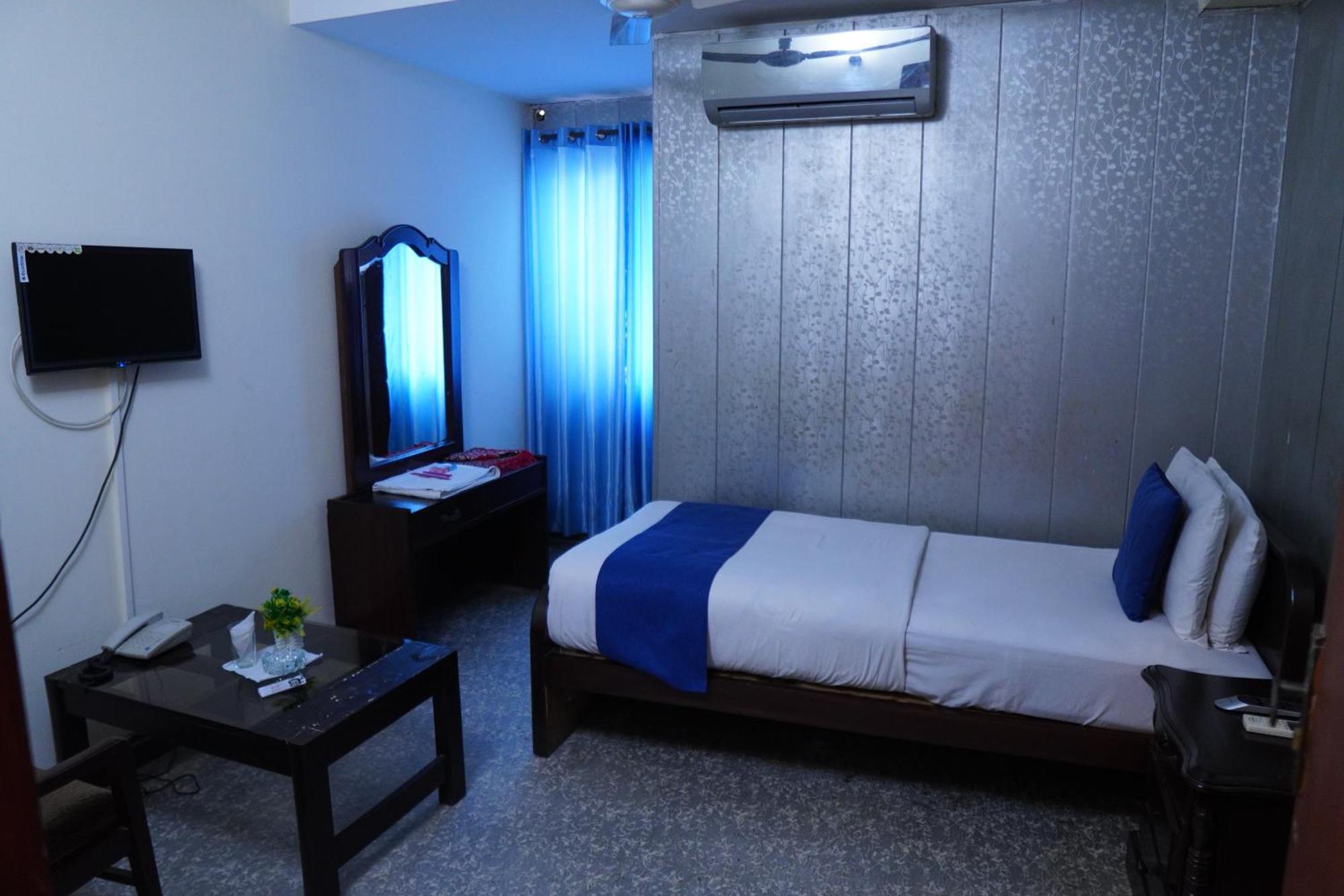 National Hotel Lahore Bagian luar foto