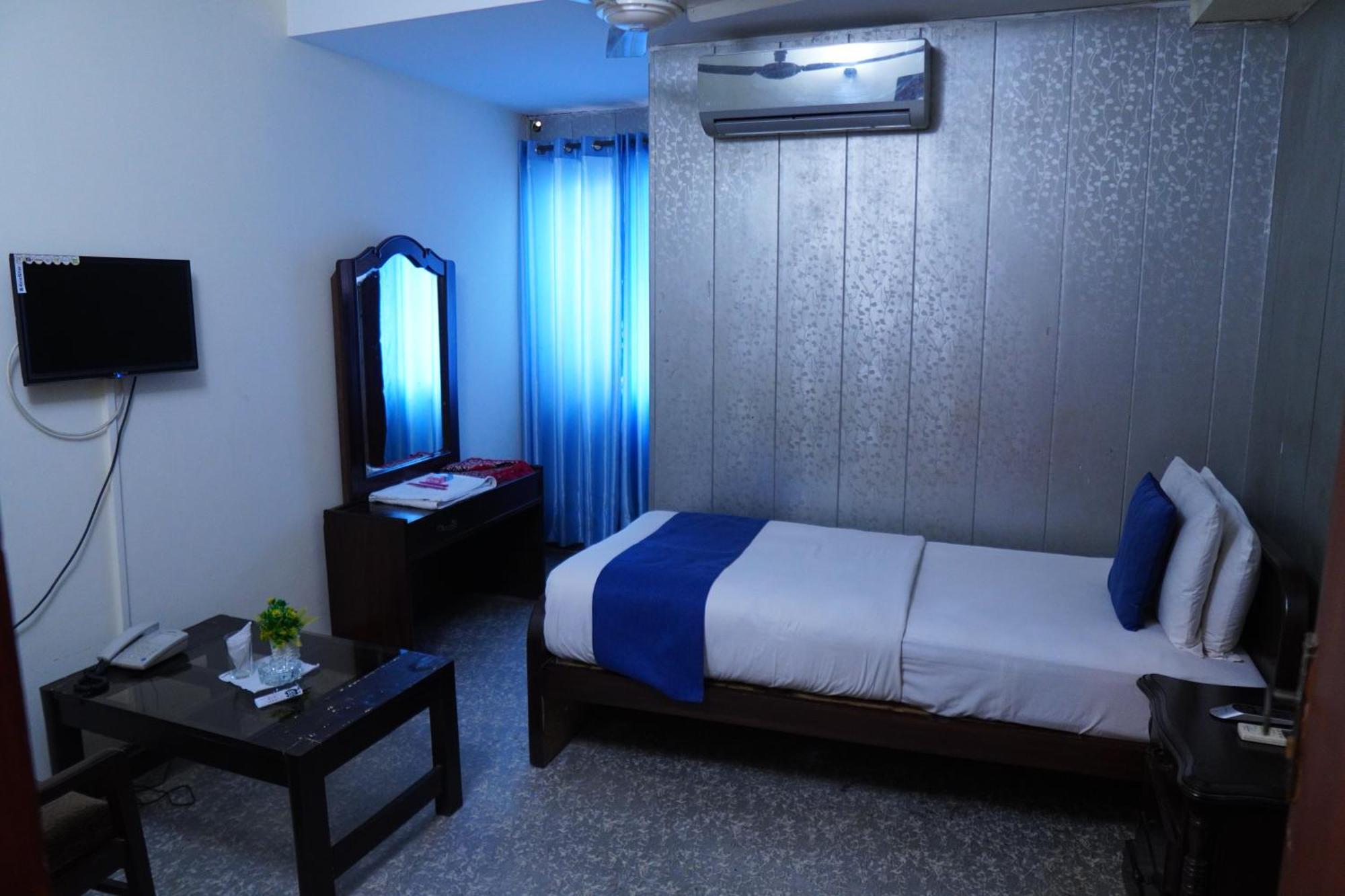 National Hotel Lahore Bagian luar foto