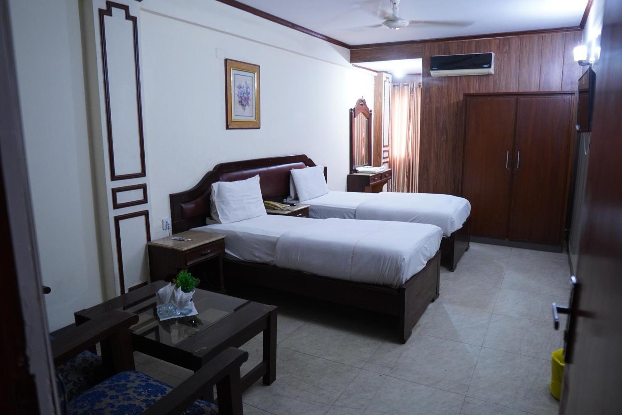 National Hotel Lahore Bagian luar foto
